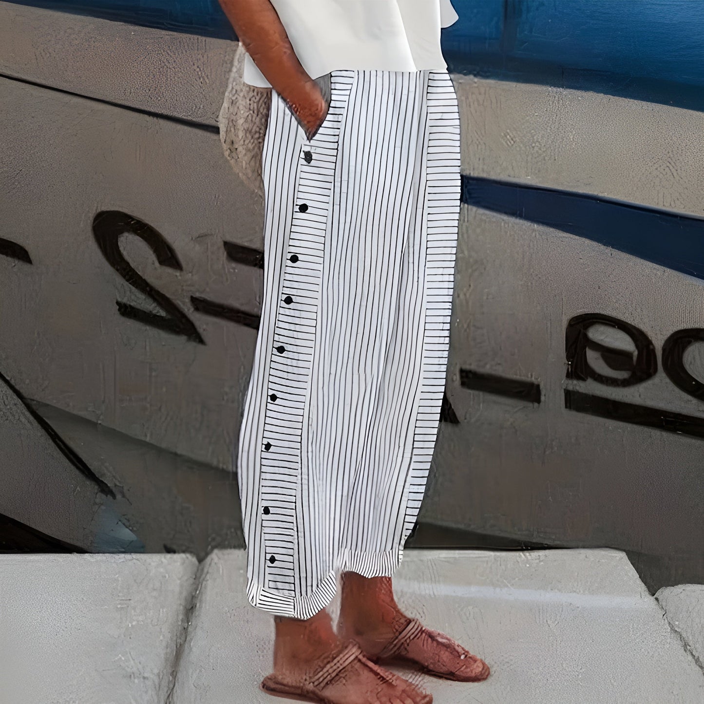 Naila | Lichte Zomerbroek met Dunne Strepen en Zijknopen voor Casual Chic Stijl