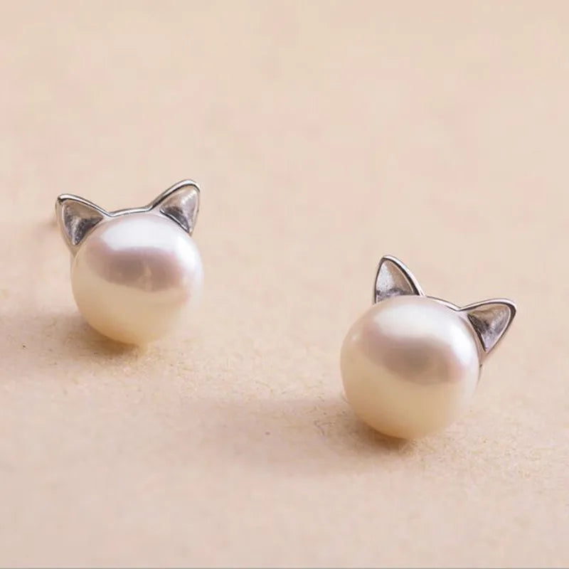 Esmerelda oorbellen met knoop in sterling zilver met katvormige parel