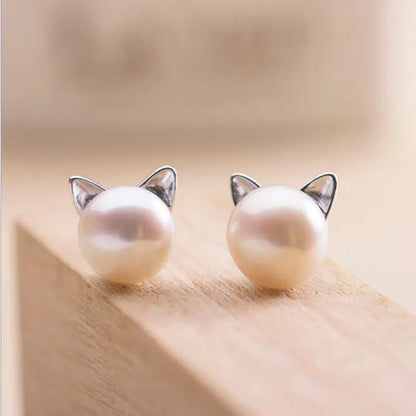 Esmerelda oorbellen met knoop in sterling zilver met katvormige parel