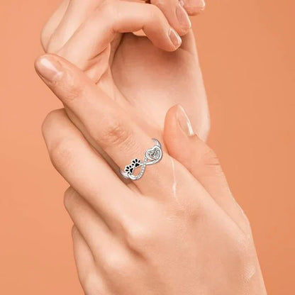 Infiniti Love ring met zirconia in de vorm van een pootje met een ontwerp in de vorm van een hart en oneindigheid
