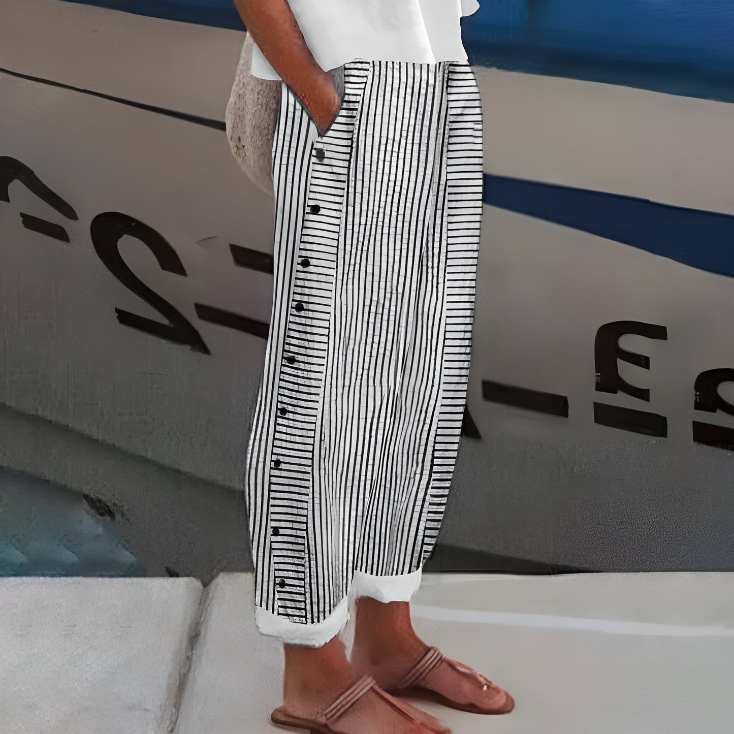 Naila | Lichte Zomerbroek met Dunne Strepen en Zijknopen voor Casual Chic Stijl